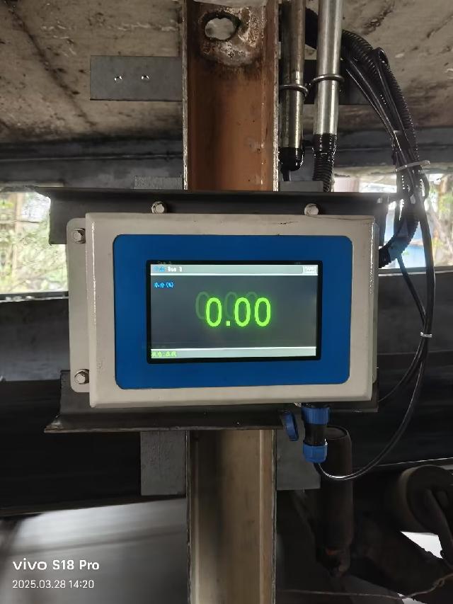 Self-calibrating near-infrared moisture probe, long-term stable online monitoring equipment for aggregate moisture content